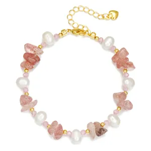 Natuurlijke zoetwaterparel armband met roze kristal kralen en vergulde gouden details.