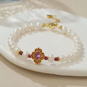 Elegantes Süßwasserperlen Armband mit goldenem Vintage rosa Edelstein Anhänger für Damen.