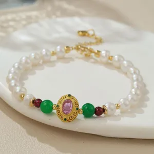 Nahaufnahme eines neuchinesischen Süßwasserperlen-Armbands mit rosa Stein und grüner Jade.