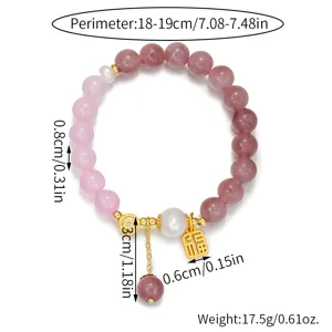 Vue detaillee du bracelet en agate degradee et perles avec charm porte-bonheur et cotes.
