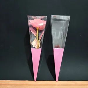 Gedetailleerd overzicht van roze goudfolie roos in transparante PVC verpakking.