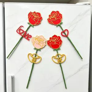 Primo piano dettagliato di magneti per frigorifero a rosa artificiale stampati in 3D.