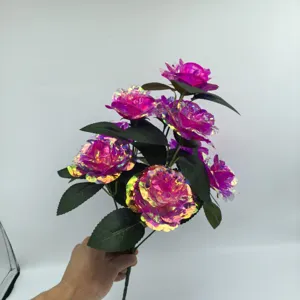 Detailansicht des irisierenden künstlichen Rosenstrauchs mit holografischen rosa Blüten und Blättern.