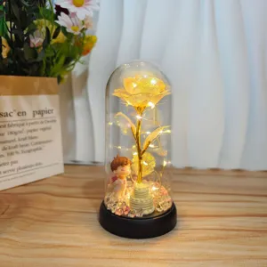 Detailansicht der LED ewige Rose Glaskuppel Nachtlicht mit süßer Jungenfigur, romantischer Deko.