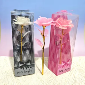 Kunstmatige rozenbloem van goudfolie met doorzichtige PVC-geschenkdoos voor feesten.