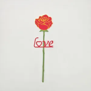 Primo piano del fiore di rosa DIY creativo con stelo Love, ideale per decorare la camera.