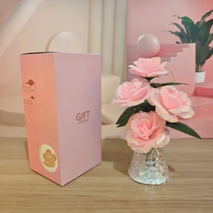 Primo piano dettagliato della romantica lampada notturna LED a rosa artificiale in vaso di vetro.