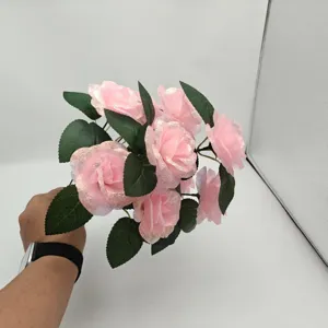 Künstlicher rosa Rosenstrauch mit Glitzerkanten, ideal für Heimdekoration, Feste und Geschenke.