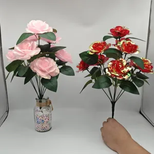 Detailansicht von 9-Kopf künstlichen Rosensträußen in Rosa und Rotgold für Heimdekor.