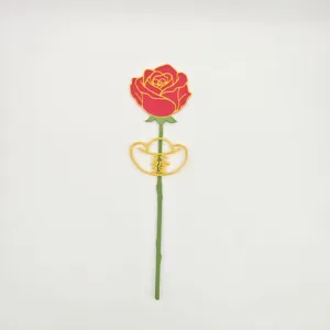 Primo piano dettagliato di un magnete da frigo rosa di simulazione fai-da-te con lingotto d'or.
