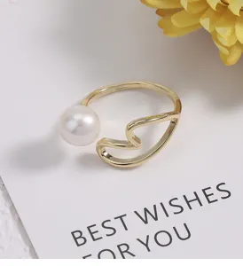 Eleganter goldener offener Ring mit Perle und wellenförmigem Design, schickes Detail.