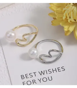 Perlen Offener Ring Detailansicht, stilvolles Linien Herz Design, verstellbare Größe Nahaufnahme.