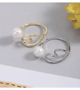 Detailaufnahme des minimalistischen wellenförmigen offenen Rings mit Perle in Gold.
