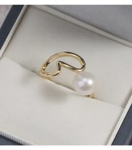 Exquisiter vergoldeter offener Ring mit abstrakter Linien-Optik und echter Perle.