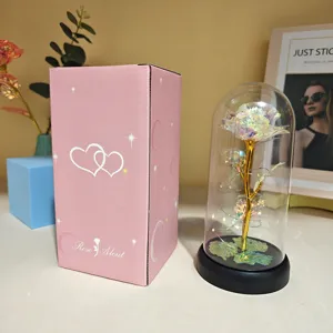 Vue détaillée de la rose artificielle dorée sous cloche en verre avec coffret cadeau.