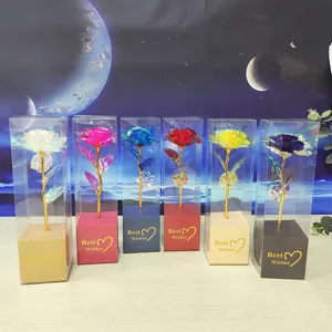 Set di scatole regalo con fiori artificiali di rose in foglia d'oro colorata per feste.