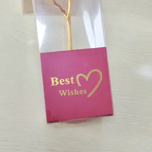 Primo piano dettagliato di una rosa artificiale in foglia d'oro confezionata in scatola.