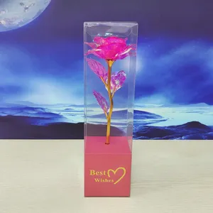 Scatola regalo di fiori artificiali di rosa in foglia d'oro colorata per San Valentino.