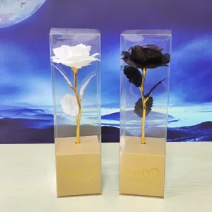 Scatola regalo di fiori di rose artificiali in foglia d'oro per San Valentino festa.