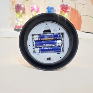 Vue détaillée du compartiment à piles de la lampe dôme rose, fonctionne avec piles AAA.
