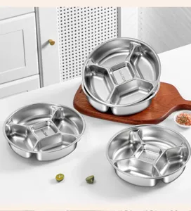 Vue détaillée de l'assiette en acier inoxydable, design à plusieurs compartiments.