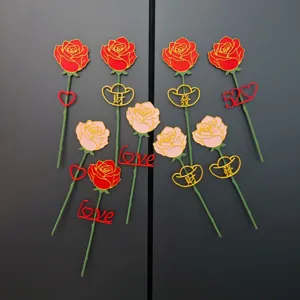 Dettaglio dei magneti da frigo a forma di rosa artificiale fai da te con vari ciondoli.