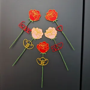 Dettaglio calamita frigorifero rosa artificiale DIY, regalo San Valentino creativo.