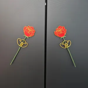 Primo piano dettagliato di magneti da frigorifero a rosa creativi con caratteri cinesi.