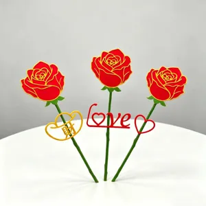 Vista dettagliata di fiori di rose artificiali con simboli d'amore e ricchezza per decorazione.