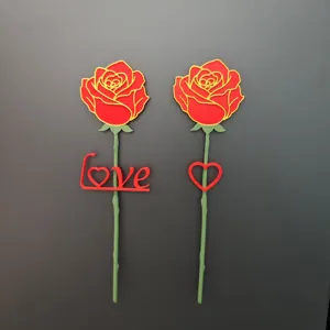 Dettaglio di fiore di rosa artificiale stampato in 3D, perfetto per decorazione di San Valentino.