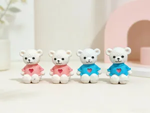 Mini figuras de osito de plástico con bonitos suéteres y detalles de corazón para decoración.