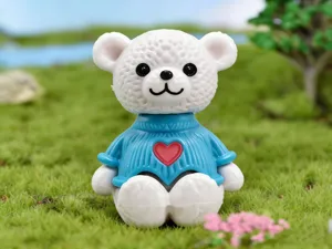 Primer plano estatuilla oso blanco tierno, suéter con corazón rojo detallado, decoración miniatura.