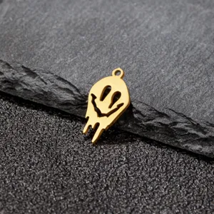 Gros plan détaillé d'un pendentif crâne fondu doré pour colliers et boucles d'oreilles.