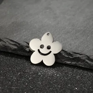 Pendentif bricolage fleur souriante en acier inoxydable, vue rapprochée de détail fin.