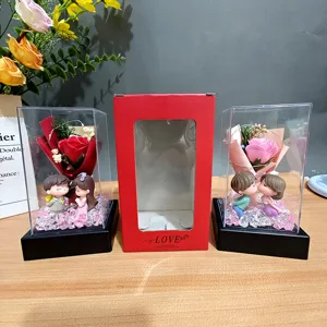 Detalle de la caja de regalo de rosas de pareja romántica con cubierta transparente y figurita.