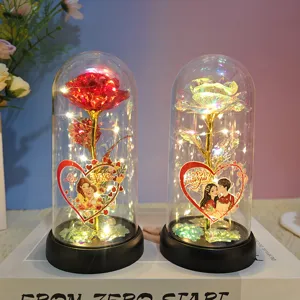 Vue détaillée de la veilleuse rose sous dôme en verre avec fleurs lumineuses et cœur romantique.