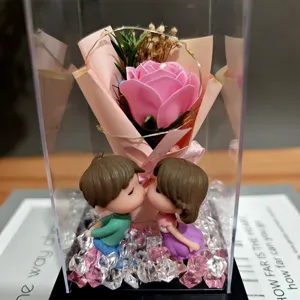 Caja de regalo de ramo de rosas de jabón con estatuilla de pareja romántica.