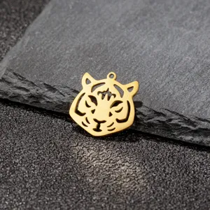 Detail van schattige cartoon tijgerkop roestvrij staal gouden hanger voor sieraden maken diy.