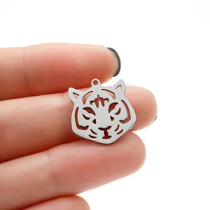 Detailopname van de schattige tijgerhanger van roestvrij staal, ideaal voor DIY-sieraden.