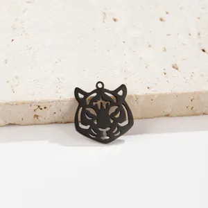 Gedetailleerde close-up van zwarte roestvrijstalen tijgerkop hanger voor DIY sieraden maken.