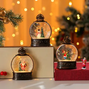 Weihnachten Glitzer Laterne Schneekugel mit warmen LED Lichtern und festlicher Deko Szene.