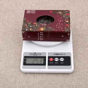 Detailaufnahme der Weihnachtskugel-Laternenverpackung auf digitaler Waage, Gewicht 253 Gramm.