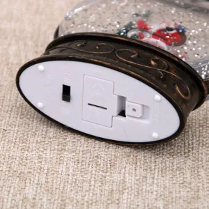 Detailansicht der Unterseite der Weihnachtswasserlaterne mit Batteriefach und Schalter.