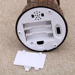 Vista dettagliata del vano batteria e dell'interruttore sul fondo della lanterna natalizia.