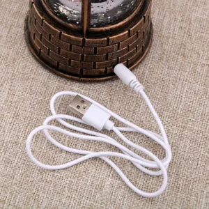 Dettaglio del cavo di alimentazione USB per lanterna decorativa natalizia e base carillon.