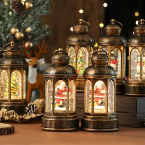 Vista detallada de linternas de agua navideñas de bronce vintage con Papá Noel luminoso.