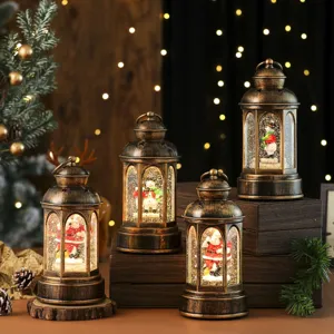 Detalle de la linterna decorativa navideña con globo de nieve iluminado y figuras festivas.
