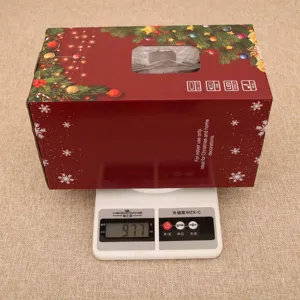 Caja de regalo de decoración navideña vista de detalle que muestra el peso y el estilo.