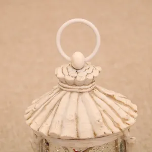 Detail en gros plan du toit de boule a neige de Noel en resine blanche et anneau.