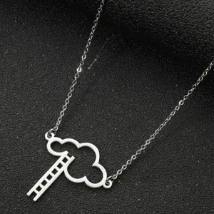Dettaglio collana nuvola scala in acciaio inossidabile, bel ciondolo argento stile chic.